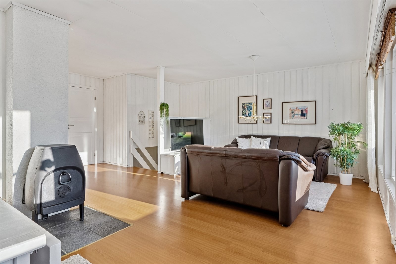 Boligen har elementpipe, vedovn og sotluke/feieluke. Galleribilde