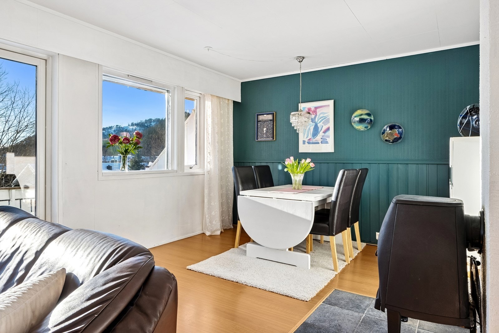 Innvendig er det gulv av laminat og belegg, samt vegger med trepanel, malte plater og tapet. Galleribilde