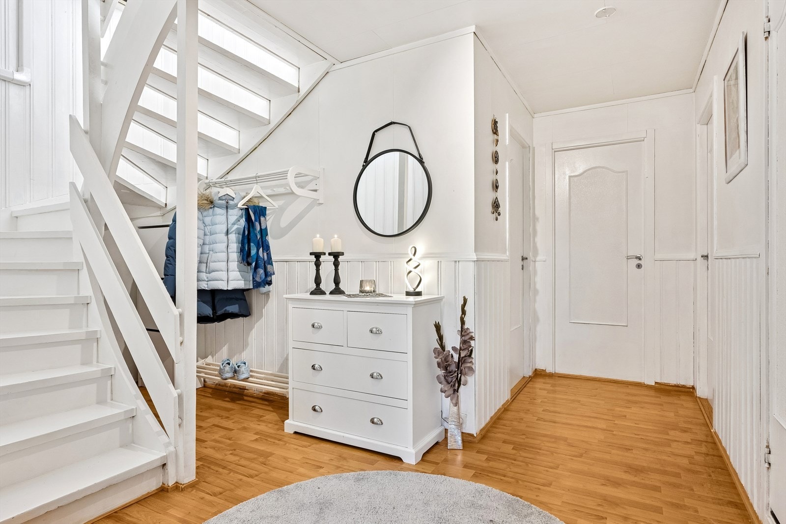 1.etasje inneholder 2 soverom, 2 boder, vaskerom, bad, vf, gang m/trapp Galleribilde