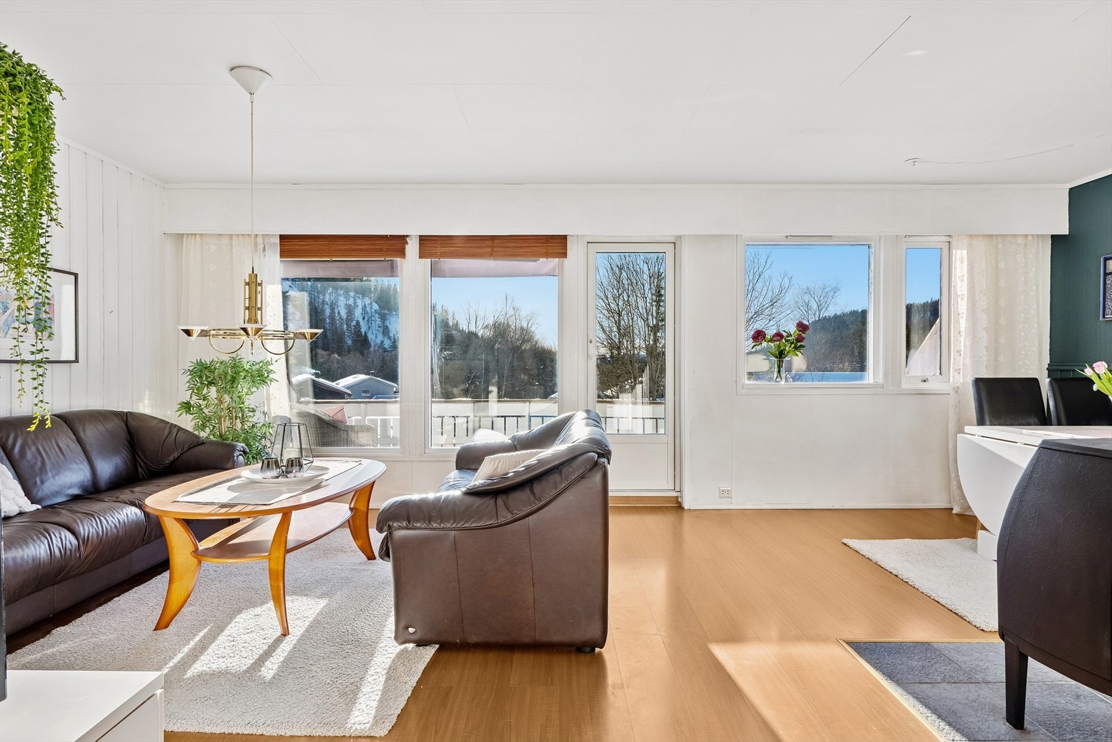 Bygningen har malte trevinduer med 3-lags glass. Balkongdør byttet i 2010, tilstandsgrad 1. Galleribilde