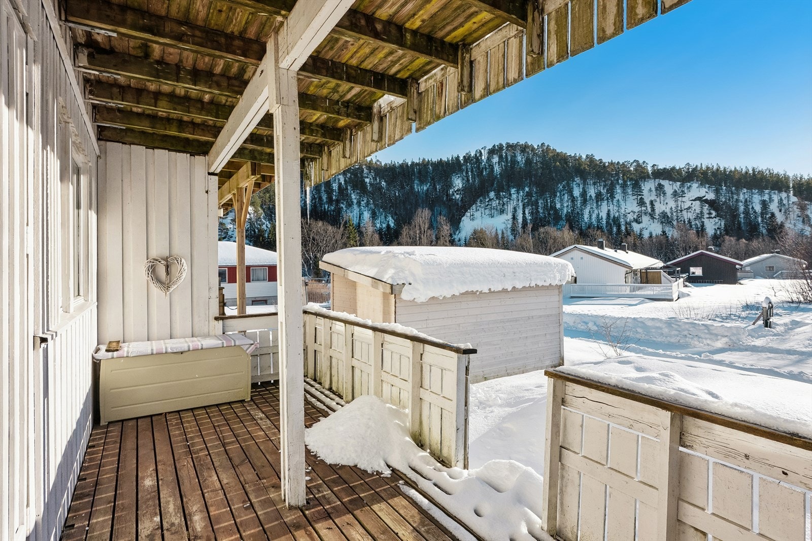 Terrassen i 1.etg. er overbygd og med utgang til hagen . Ca 14 m2. Galleribilde