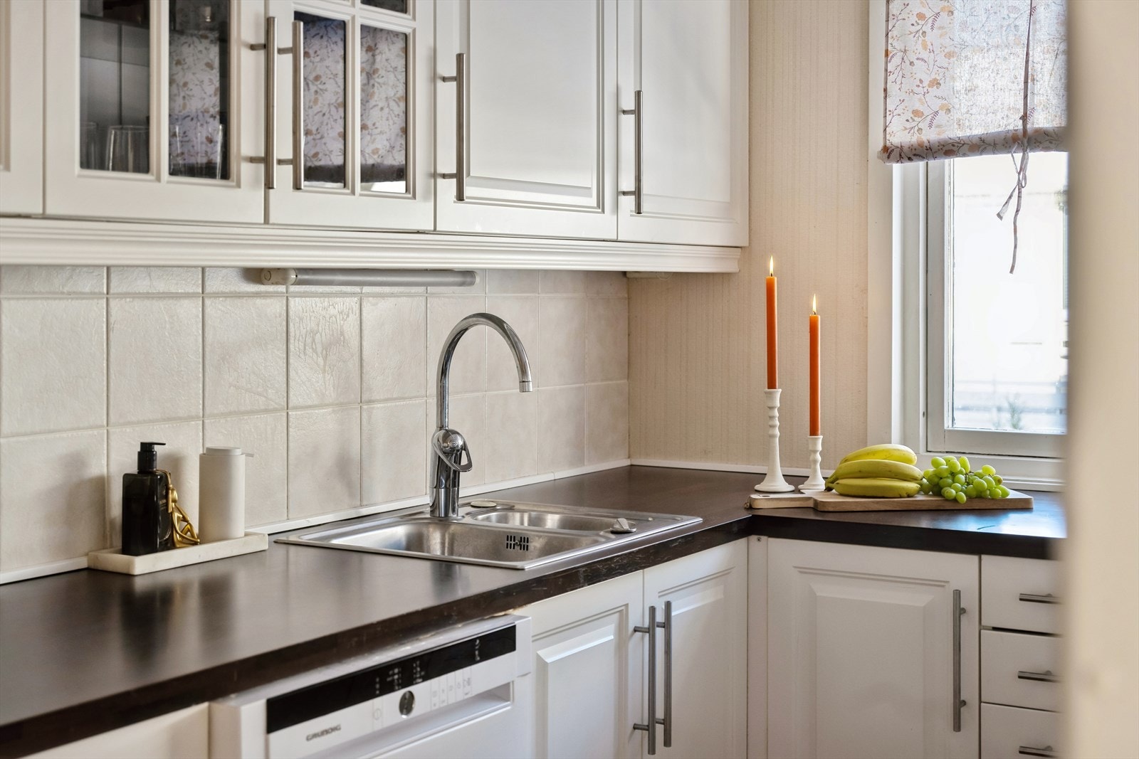 Kjøkkeninnredning med glatte fronter og benkeplate av laminat med nedfelt servant. Tilstandsgrad 1. Galleribilde