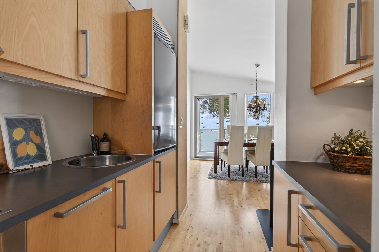 Fin kjøkkenløsning med god oppbevaringsplass Galleribilde