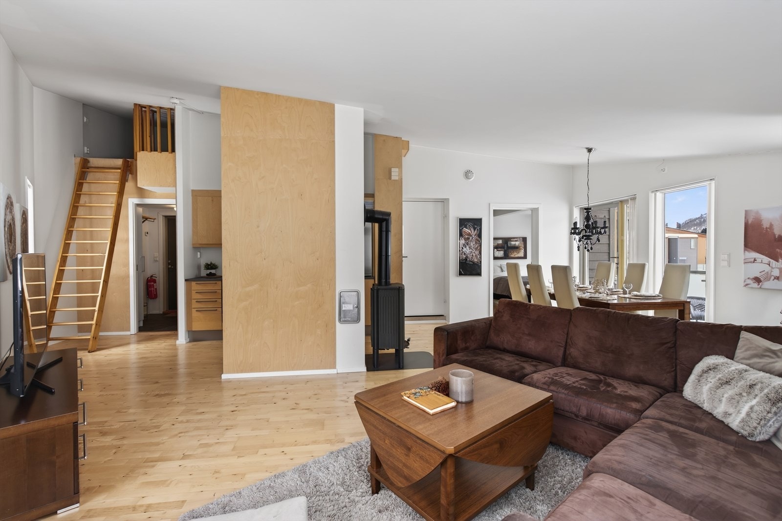 Lys, luftig stue og med delvis skjult kjøkkenløsning Galleribilde