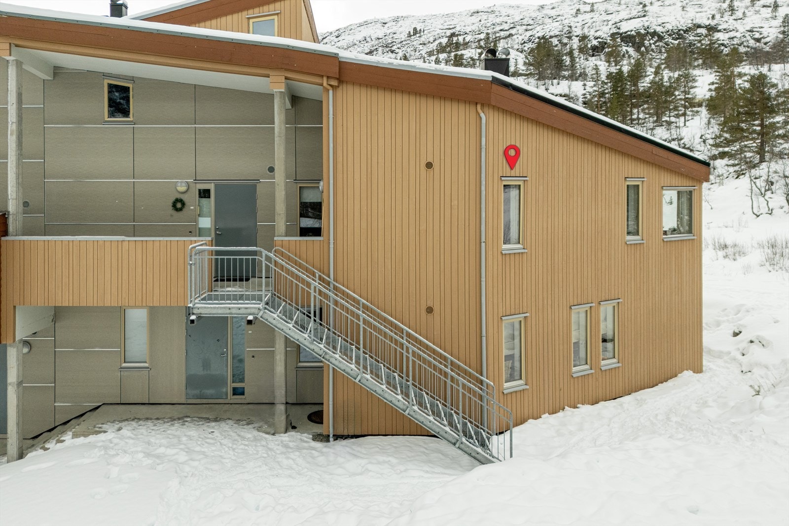 Enkel adkomst både via svalgang (heis) og trapp like utenfor Galleribilde