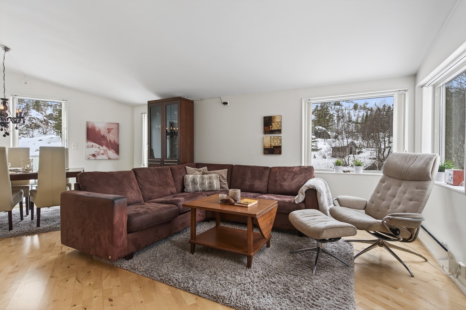 God plass til både sofa og spisebord Galleribilde