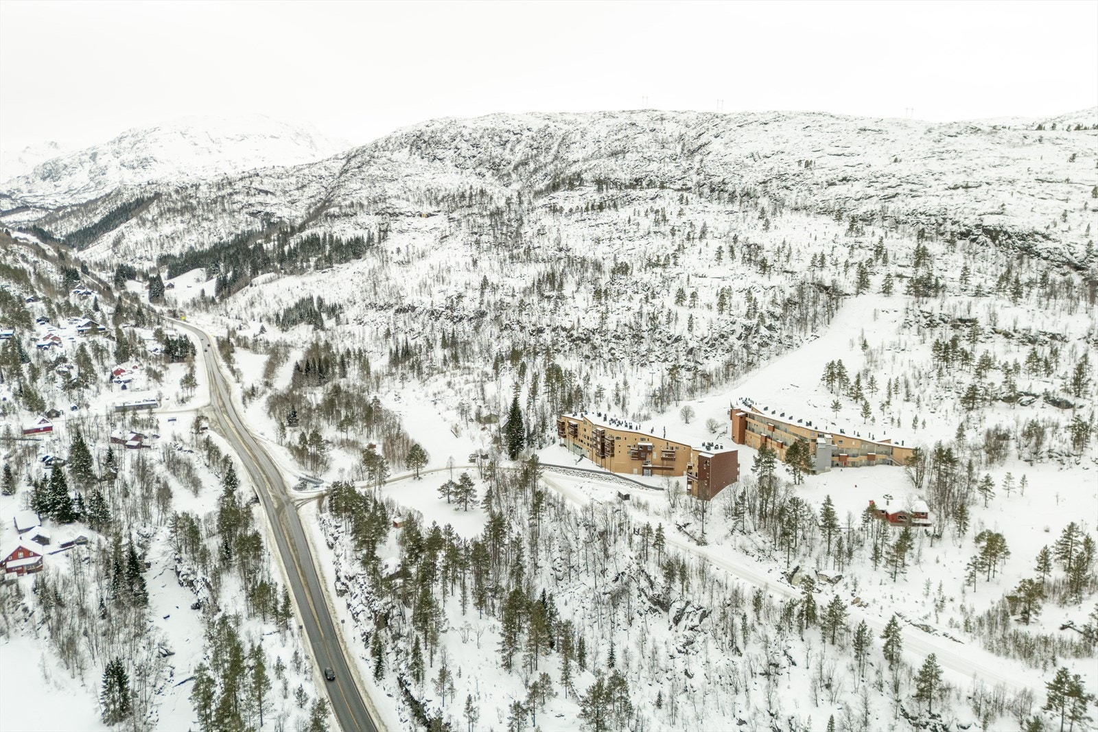 Med enkel tilkomst til Odda sentrum samt videre til Kinsarvik og Rosendal, kombinerer eiendommen det beste av fjell, fjord og tilgjengelig service. Galleribilde