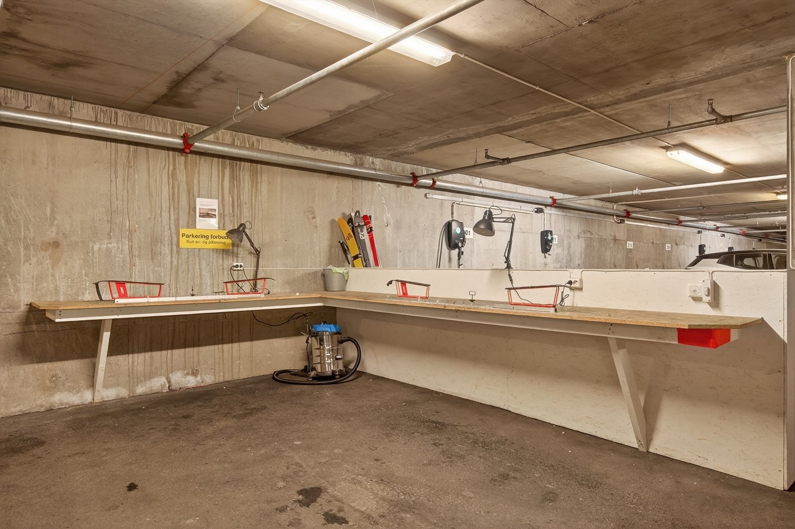 Felles smørebenk i garasjeanlegg Galleribilde