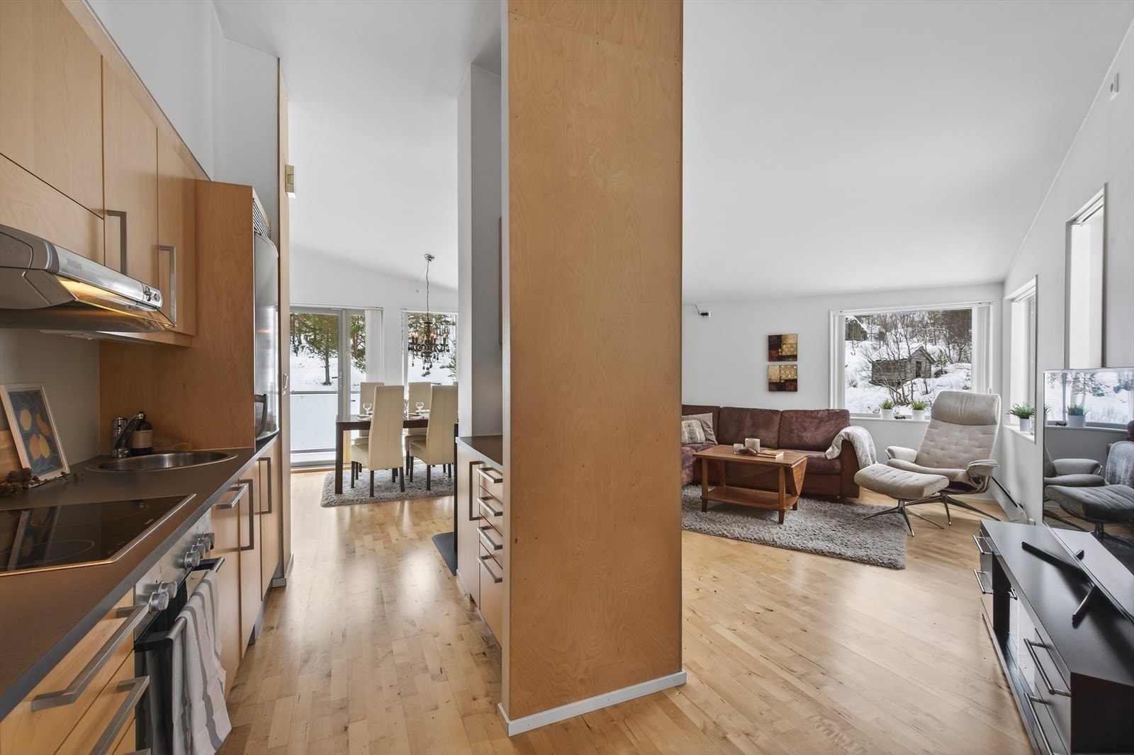 Leiligheten har et luftig oppholdsrom med fin planløsning Galleribilde