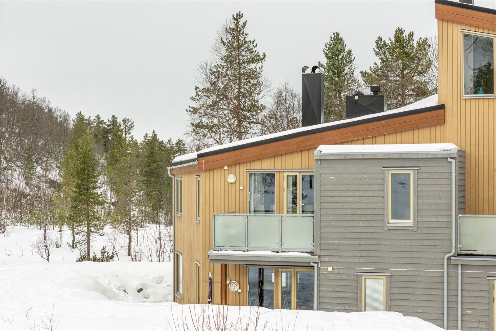 Ypperlig beliggende, tilbaketrukket i ende mot friområde Galleribilde