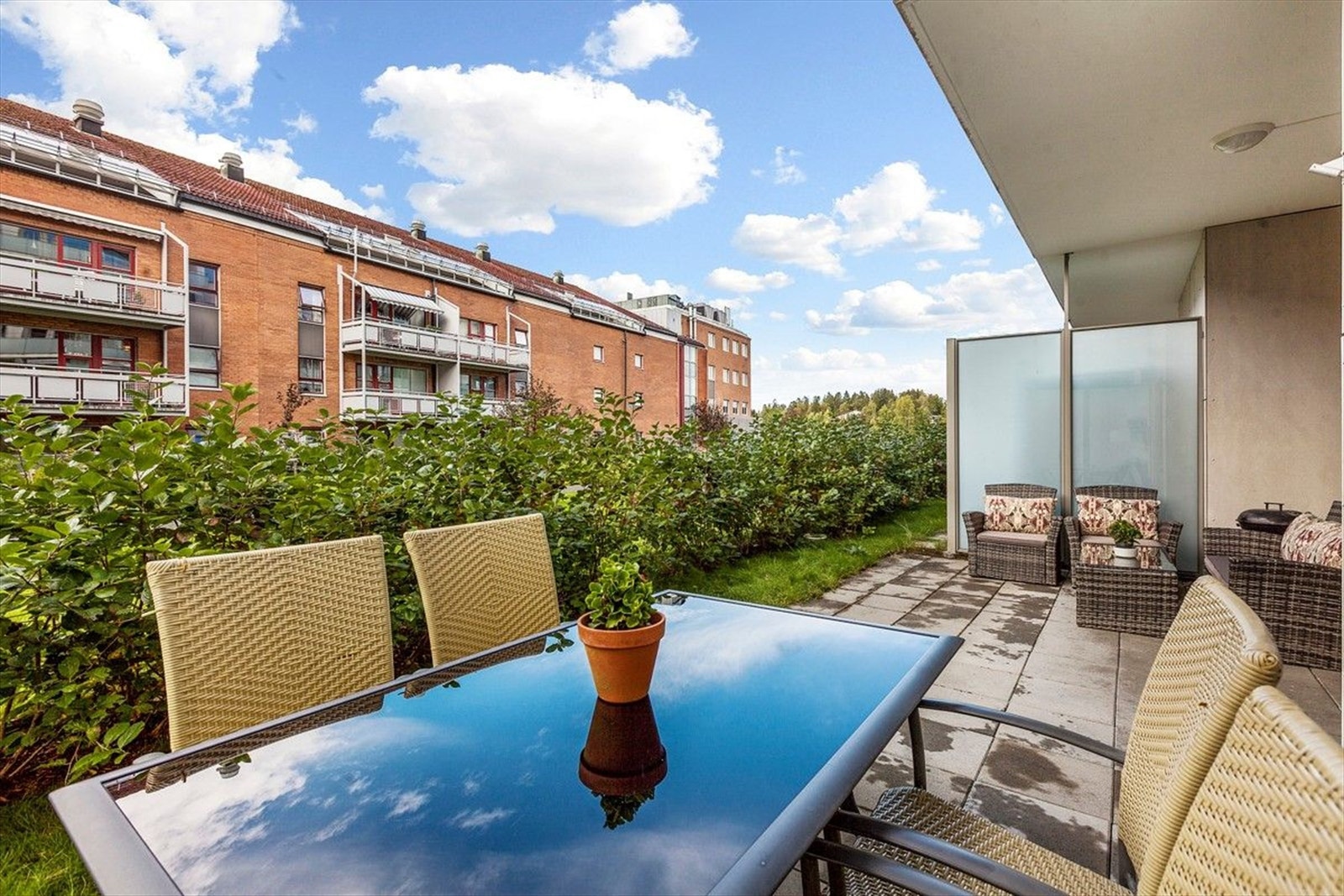 002_Stor markterrasse med god plass til diverse utemøblement. ..jpg Galleribilde