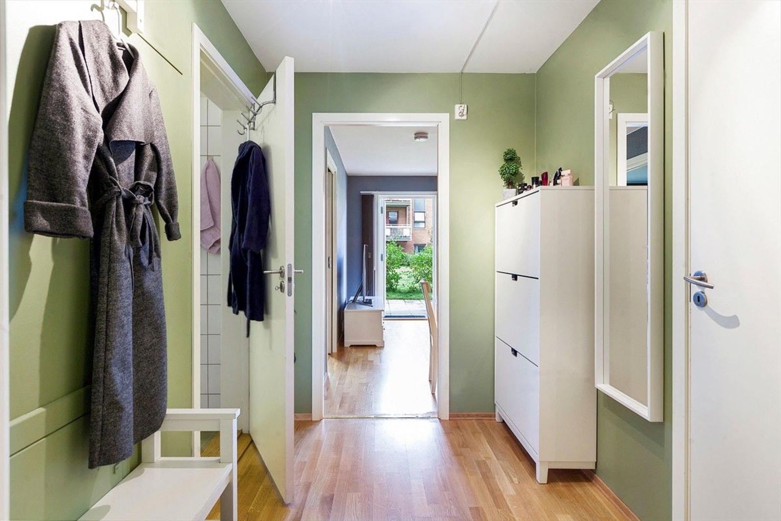 007_Praktisk gang med god plass til å henge fra seg og sette fra seg sko.jpg Galleribilde