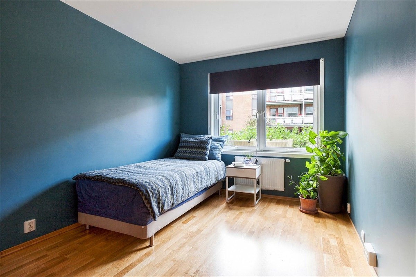 004_Stort soverom med god plass til dobbeltseng.jpg Galleribilde