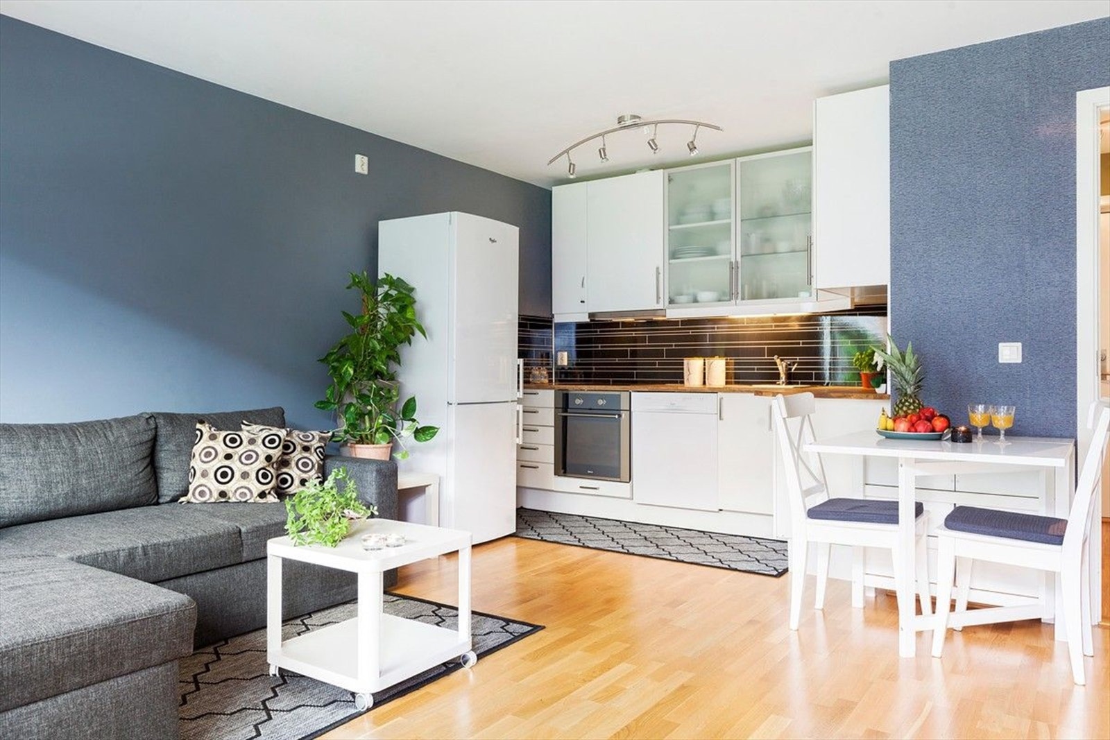 003_Åpen løsning mellom stue og kjøkken..jpg Galleribilde