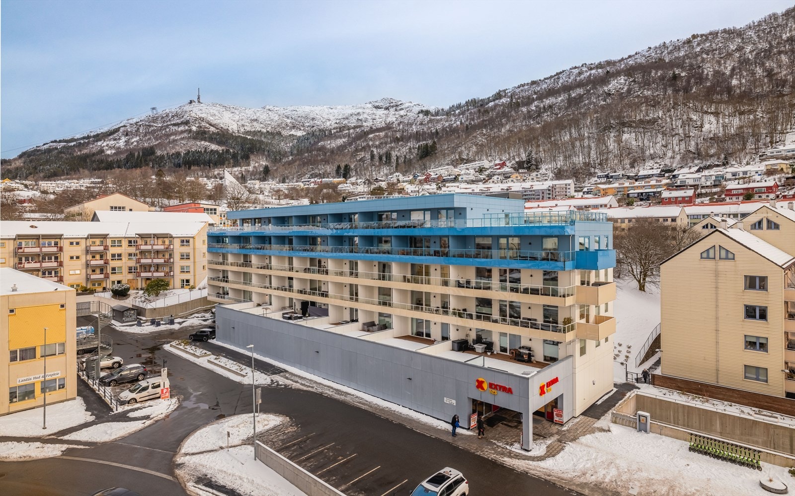 Spiseplass ved vindu med flott utsikt over nærområdet, oppover mot Ulriken og Landåsfjellet. Et kjøkken som både er praktisk i hverdagen og innbydende når man får gjester. Areal: 8,7 kvm. Galleribilde