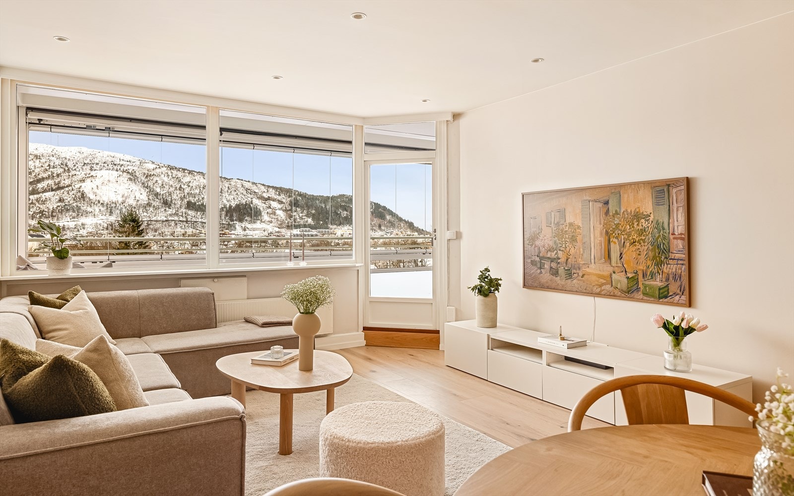 Flott og moderne 3-roms endeleilighet med svært sentral beliggenhet og heis i bygget. Stor solrik vinterhage med fantastisk utsikt! Leiligheten ble renovert i 2020 og fremstår som innflyttingsklar. Her kan du flytte rett inn og trives fra første dag! Galleribilde