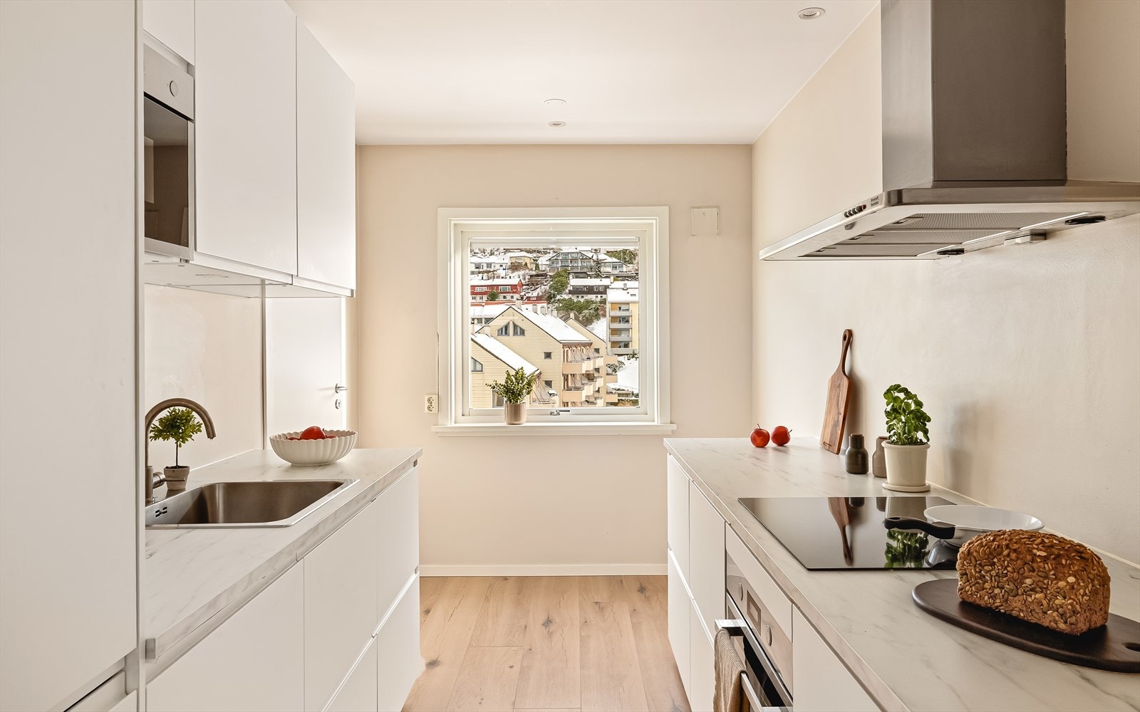 Kjøkkenet ble fornyet i 2020 og fremstår som moderne, funksjonelt og tidsriktig. Innredningen fra IKEA har slette, hvite fronter som gir et rent og elegant uttrykk, kombinert med laminat benkeplate og stål vaskekum. Galleribilde