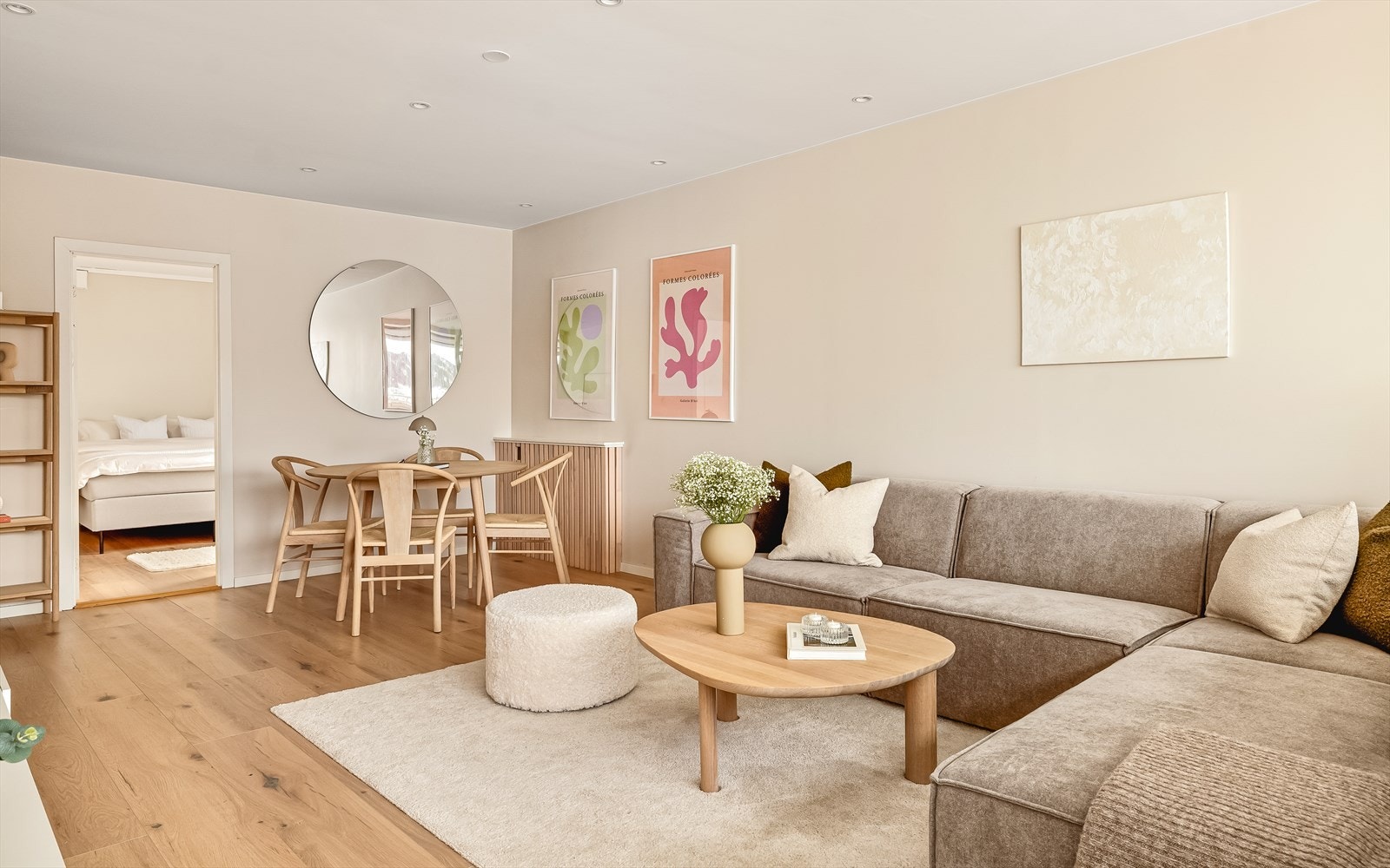 Det er innfelte LED-spotter i himling i entré/gang, stue, kjøkken, bad og hovedsoverom (2020), noe som gir et eksklusivt preg og god belysning. Galleribilde