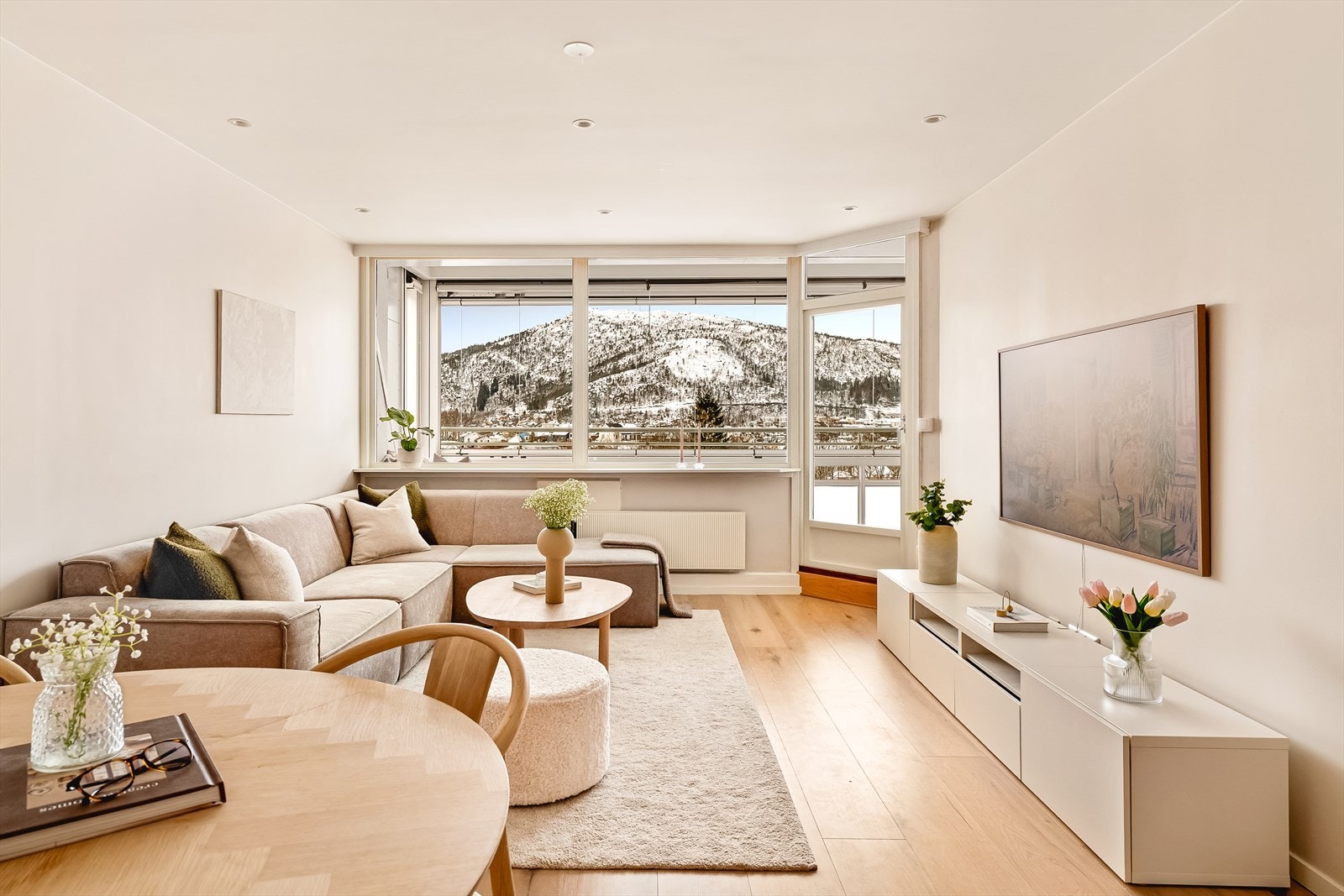 Stuen er på behagelige på 22,7 kvm og gir god plass til både sofagruppe og spisebord. Rommet har store vindusflater i front, som gir gode lysforhold, flott utsikt og en luftig atmosfære. Galleribilde