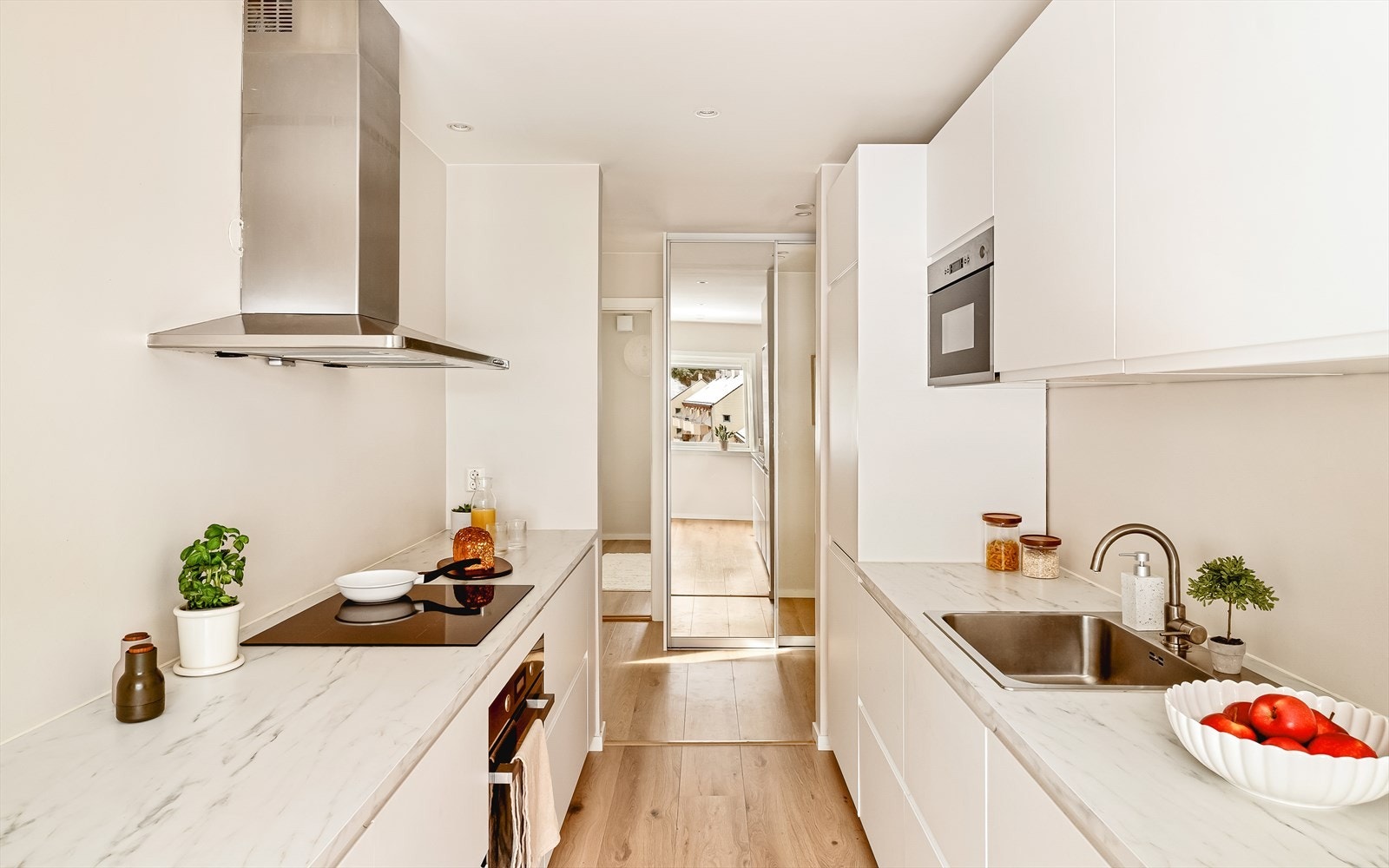 Alle hvitevarer er integrert og gir et helhetlig preg: stekeovn, induksjonstopp, oppvaskmaskin, mikrobølgeovn samt kjøleskap/frys (IKEA). Det er installert komfyrvakt for økt trygghet. Galleribilde