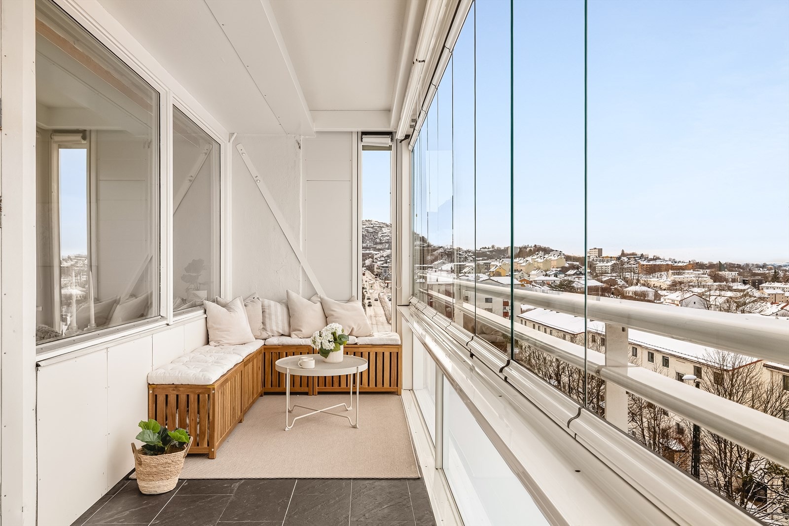 Fra stuen er det utgang til en vestvendt, innglasset balkong med skyvbare vinduer, som kan åpnes helt for luft, sol og utsikt. Galleribilde