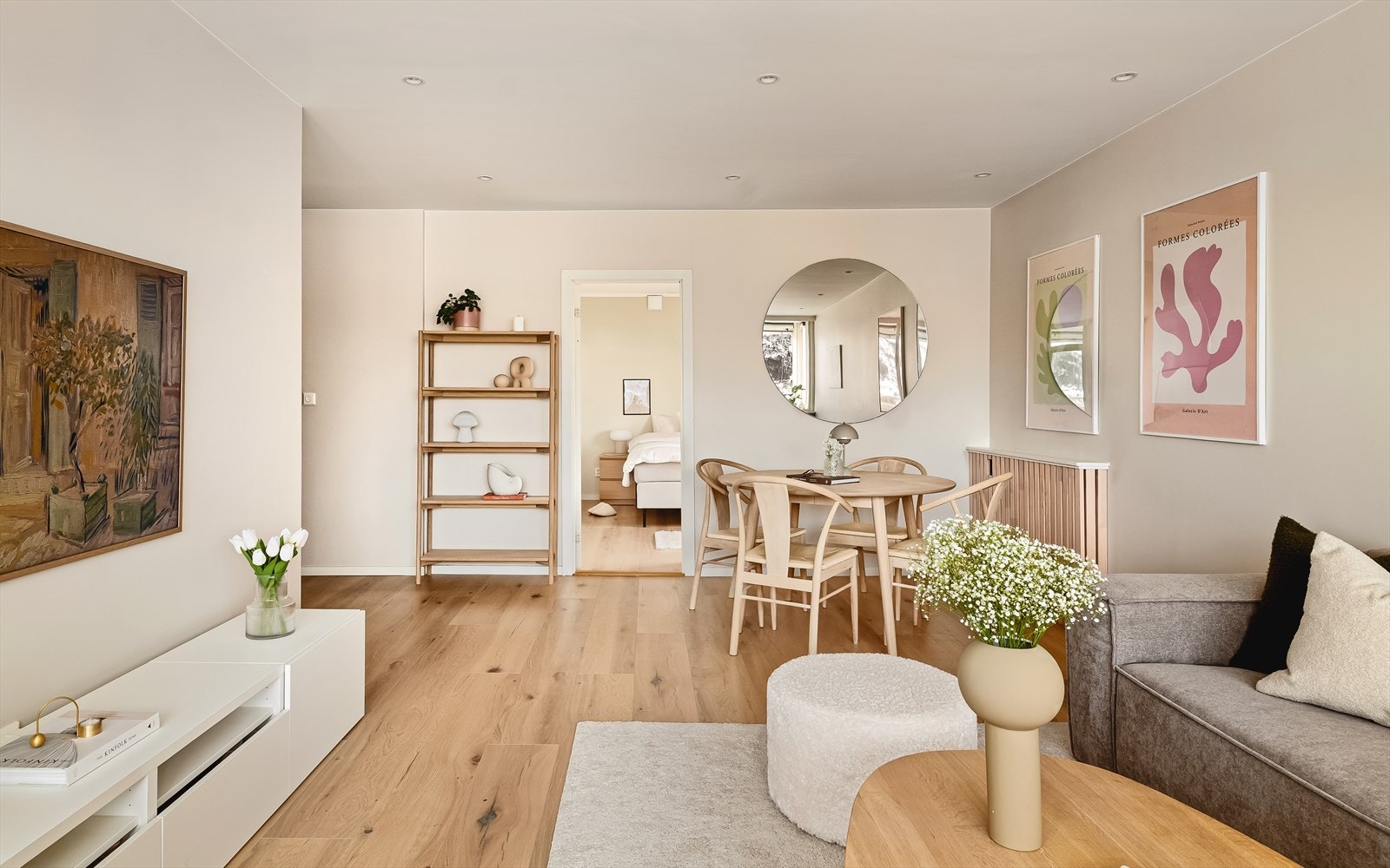 Stuen er utstyrt med to radiatorovner, som sikrer behagelig varme. Galleribilde