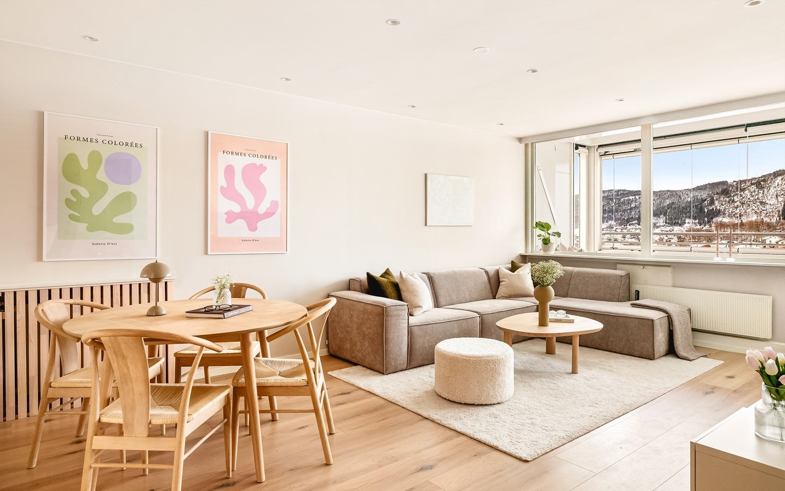 Leiligheten har gjennomgående pene og moderne overflater som ble oppgradert i 2020. Gulvene har laminat, veggene består av malt platekledning og malt mur, og himlingene har takplater og malt platekledning. Galleribilde