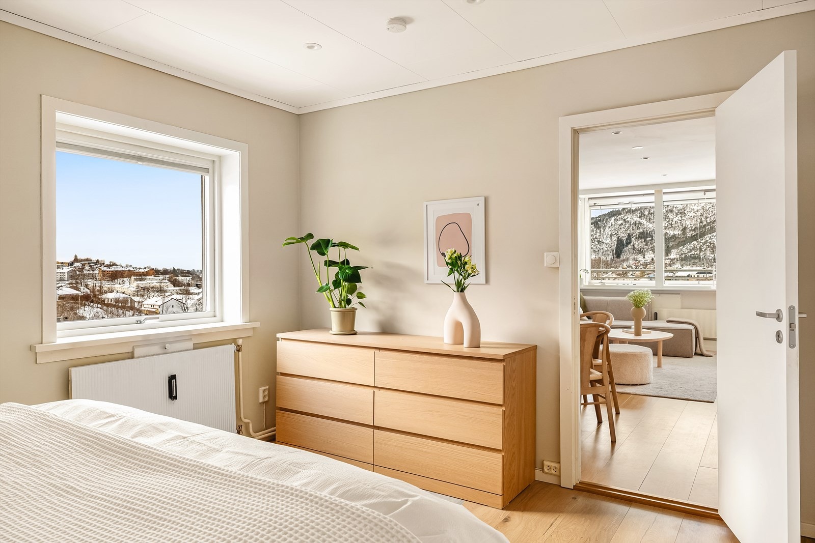 Hovedsoverom er vendt mot sør og har fin utsikt over nærområde og oppover mot Nattlandsfjellet. Galleribilde