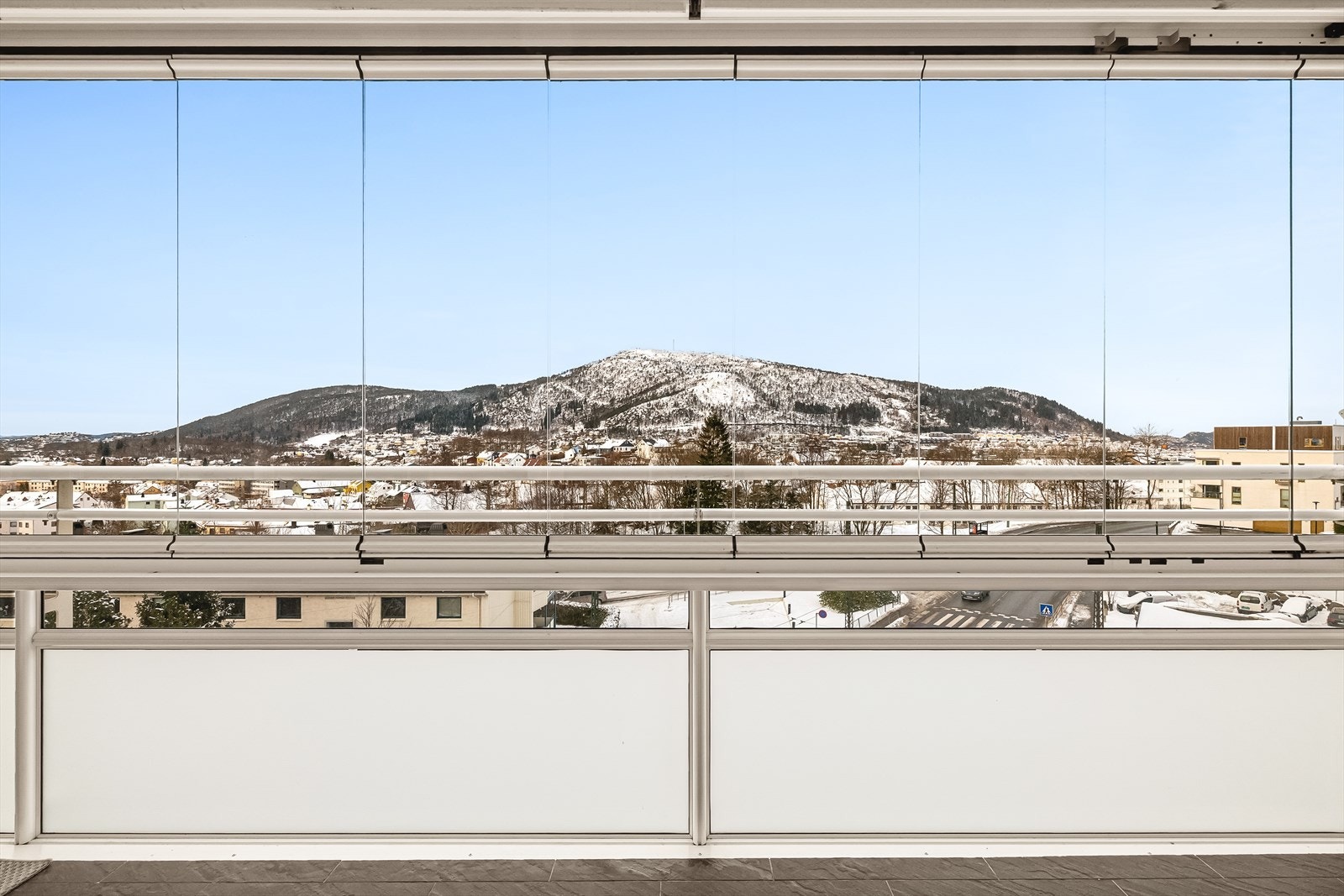 Imponerende panoramautsikt sørover mot Bønes/Kråkenes, over Landås, mot Løvstakken i front og deler av Bergensdalen. Galleribilde