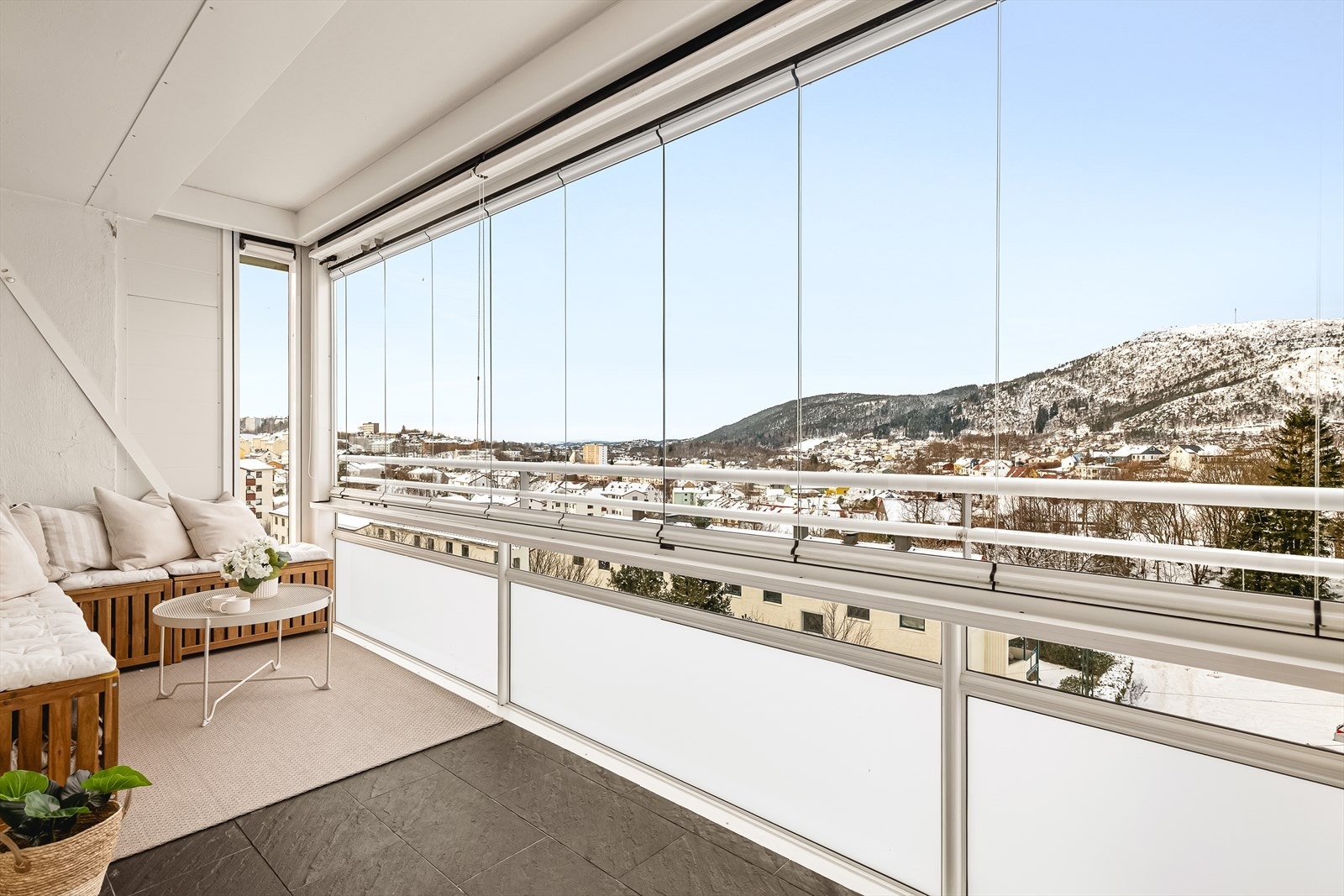 Balkongen fungerer som en naturlig forlengelse av stuen og kan brukes store deler av året. Galleribilde