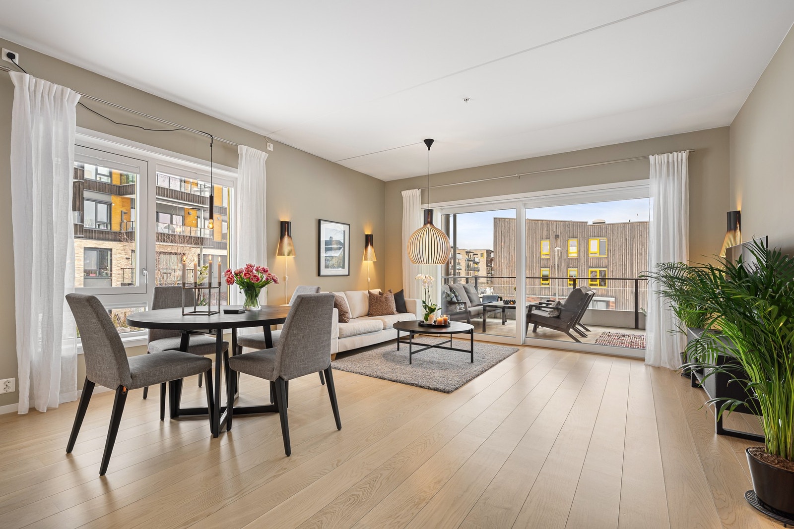 Lyst og åpent oppholdsrom med kombinert stue og kjøkken Galleribilde