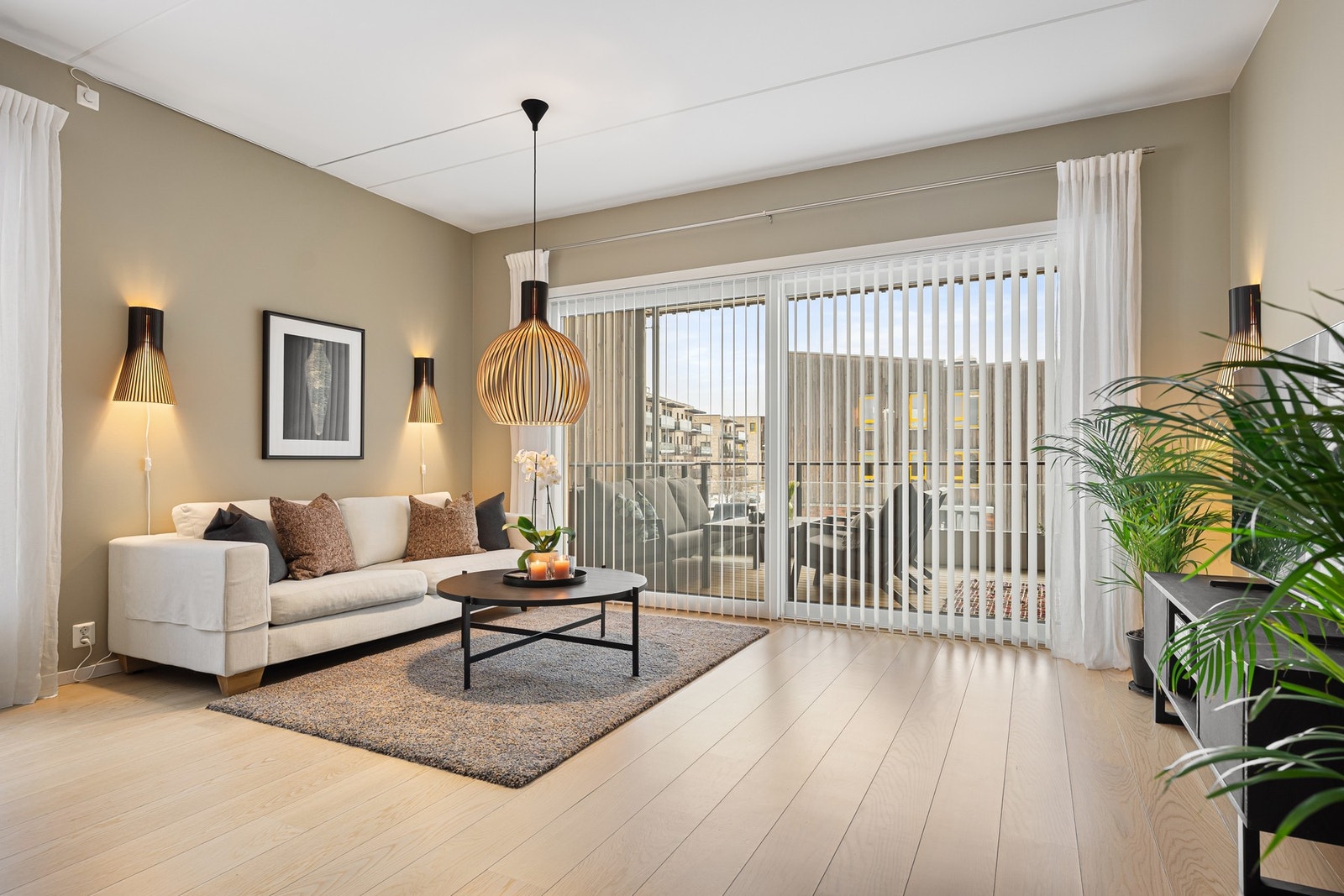 Stort panoramavindu med skyvedør ut til balkongen skaper en fin forlengelse av rommet Galleribilde