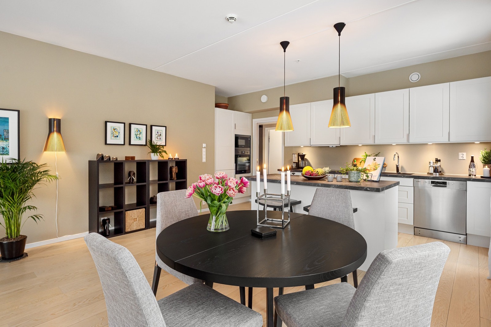 Alle overflater i stue/kjøkken ble malt opp i 2024 Galleribilde