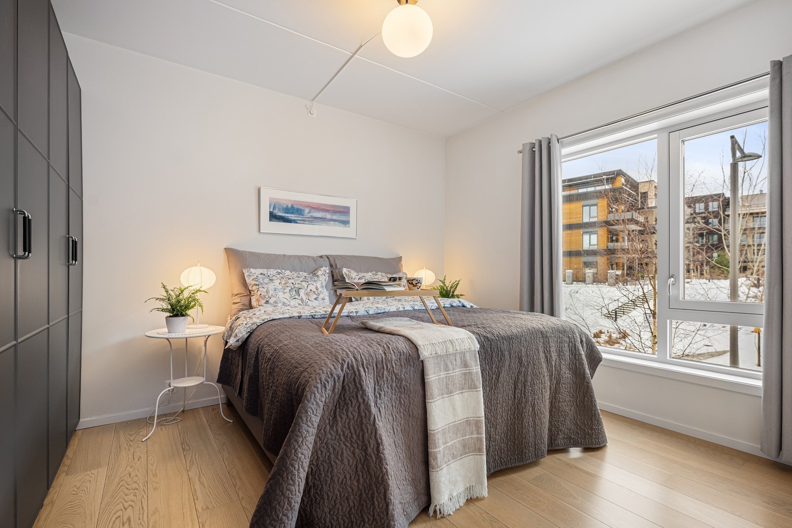 Stort hovedsoverom med eget bad og store garderobeskap Galleribilde