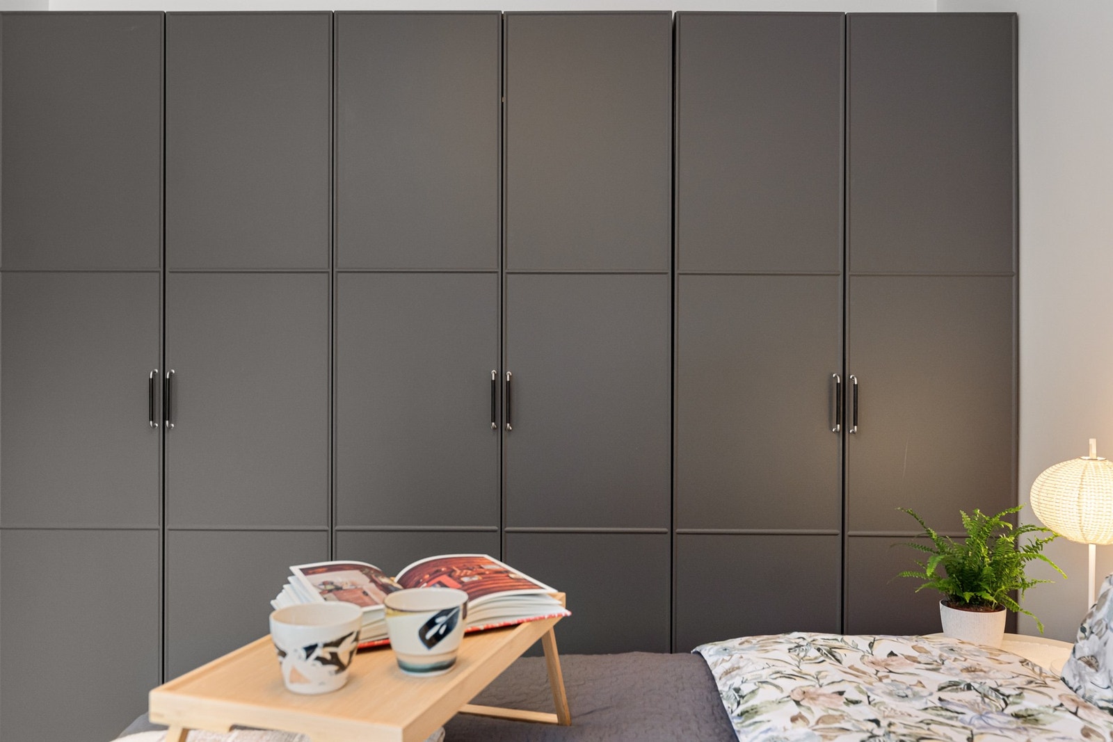 Meget gode garderobeskap gir rikelig med oppbevaring for klær og sko Galleribilde