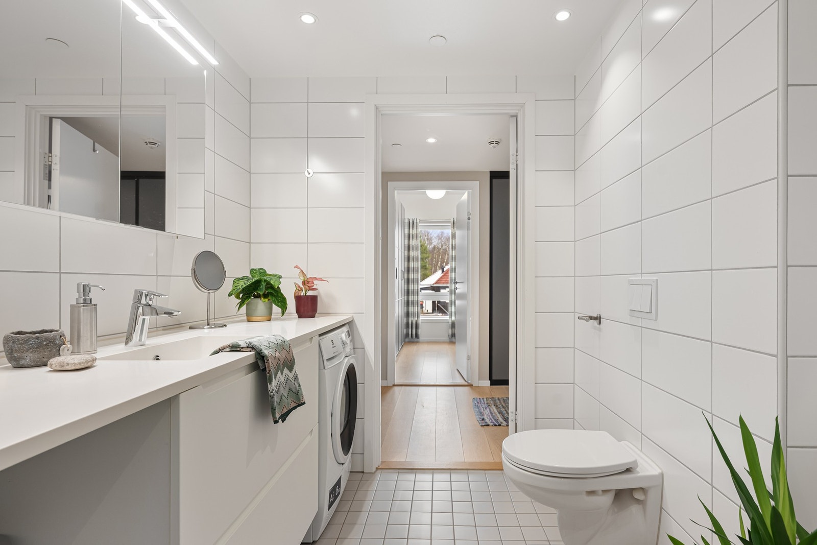 Stort bad nr.2 med inngang fra entreen, med gjennomgående TG1 Galleribilde