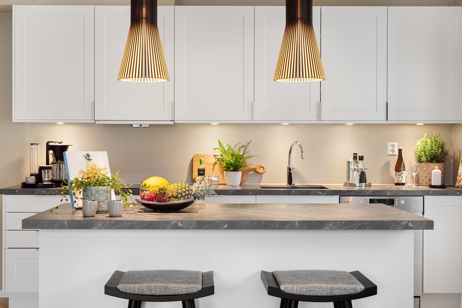 Ved øyen kan man ha et par barkrakker, da benkeplaten er forlenget for å danne sitteplass Galleribilde