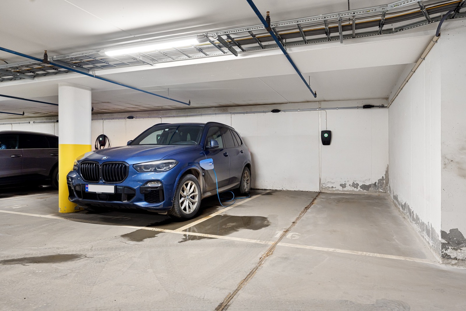 Garasjeplass medfølger, med montert lader Galleribilde