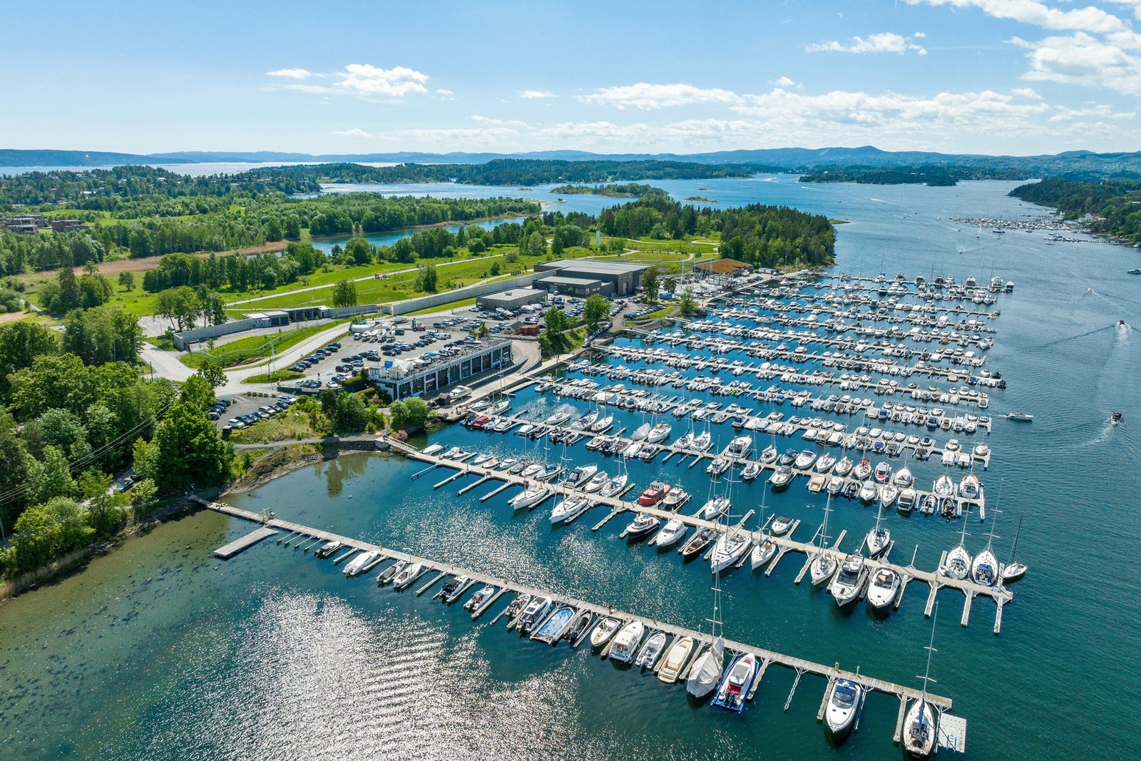 Oksenøya Marina med flott beliggenhet i Holtekilen, tilbyr alle servicetjenester innen båt samt kajakkhotell, SUP hotell, båtutstyrsbutikk, foodtruck m.m og har som mål å være den beste marinaen i Oslofjorden. Galleribilde