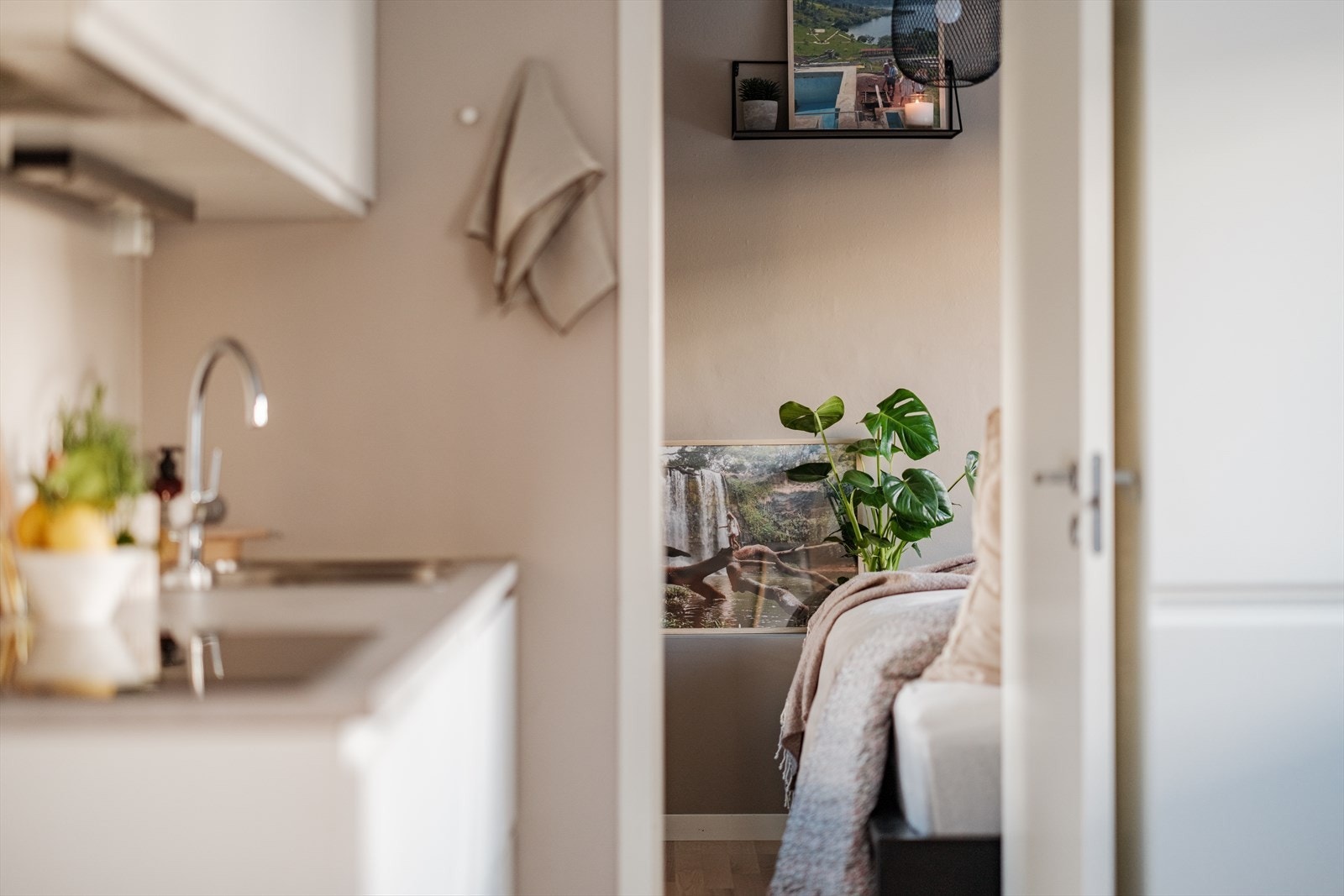 Videre kommer vi inn i leilighetens soverom. Galleribilde