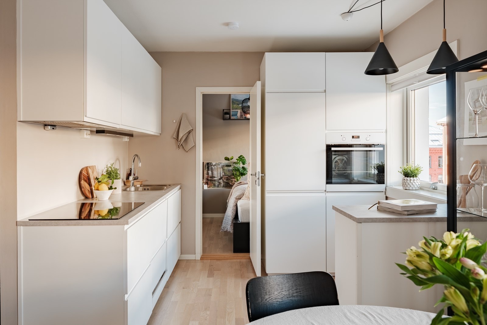 Leiligheten har et stilrent kjøkken fra 2019 med innredning fra IKEA. Galleribilde