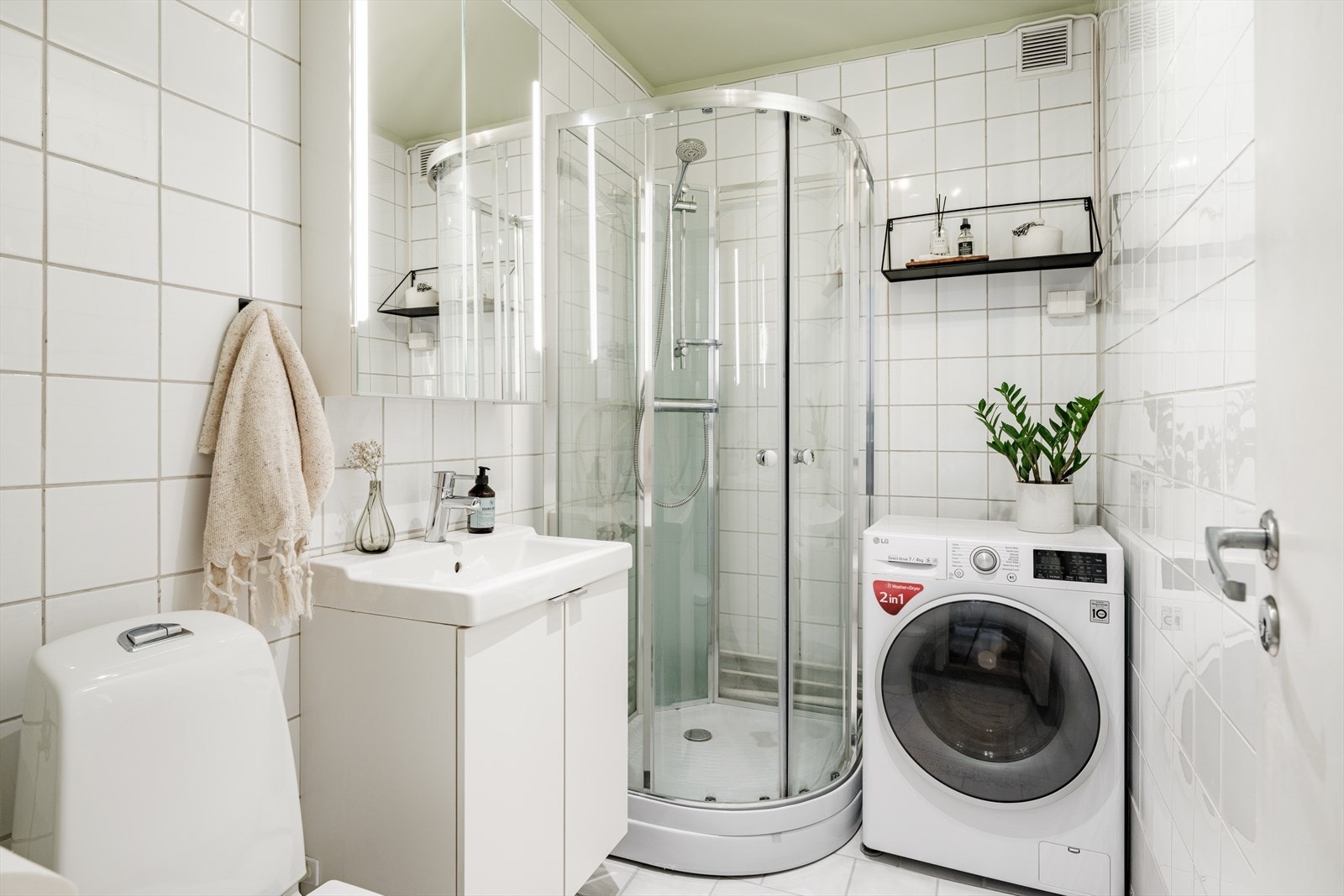 Delikat bad med innredning fra 2019 og fliser på gulv og vegger. Galleribilde