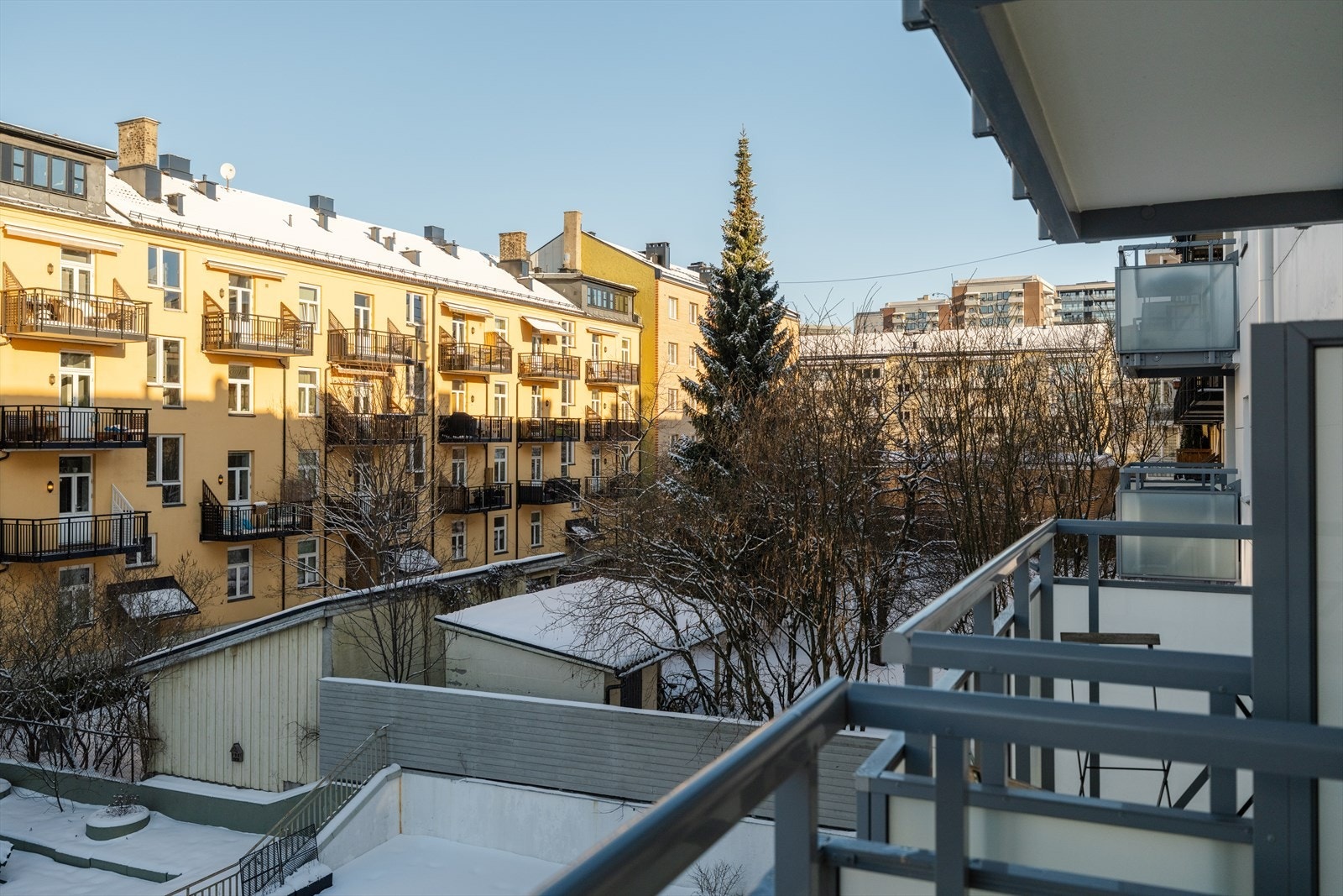 I sommerhalvåret er det grønt og frodig utsyn fra balkongen. Galleribilde