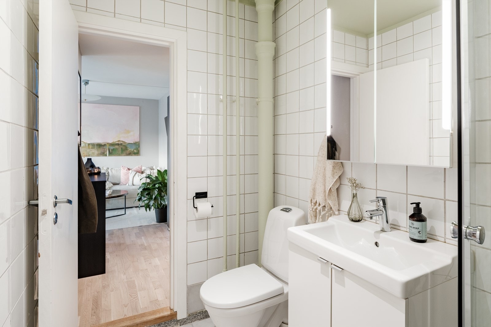 Tak og rør ble malt i en superfin grønnfarge i 2026. Galleribilde