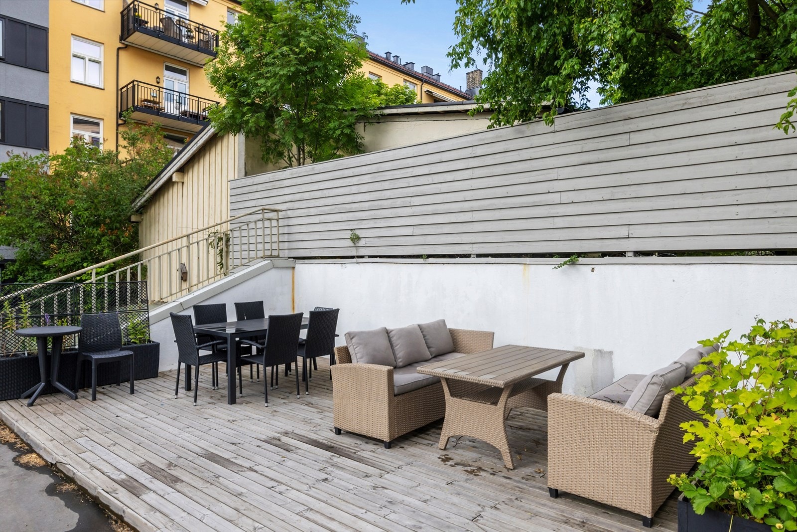 Blokka har en hyggelig bakgård med platting og utemøbler. Galleribilde