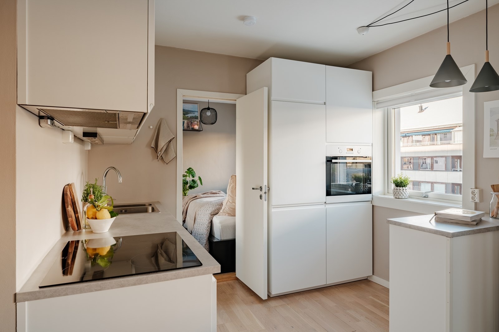 Innredningen har glatte fronter og laminat benkeplate med nedfelt kum i rustfritt stål. Galleribilde