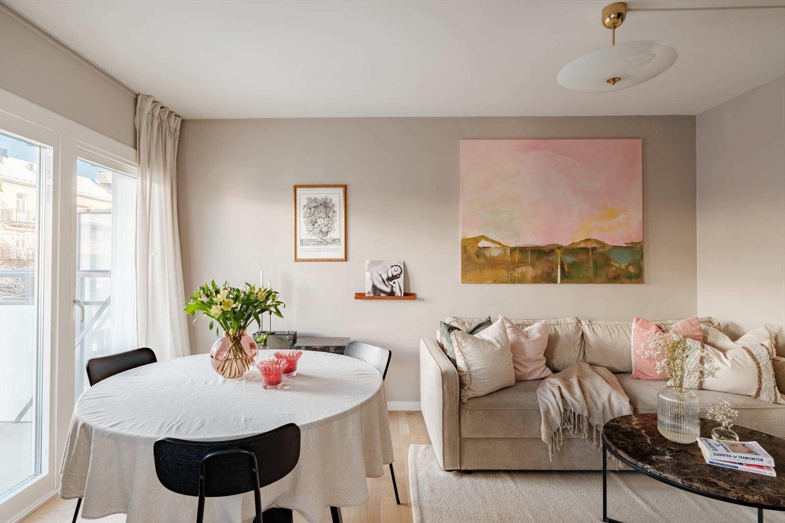 Lys og hyggelig stue med plass til sofagruppe og TV-løsning. Galleribilde