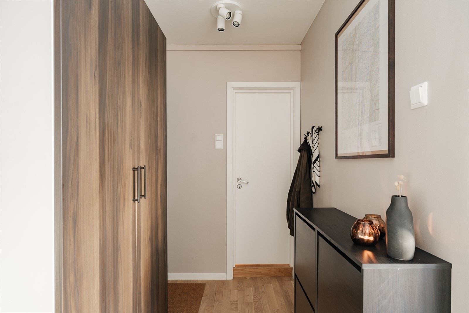 Romslig entré med plass til garderobeskap og andre oppbevaringsløsninger for yttertøy og sko. Galleribilde