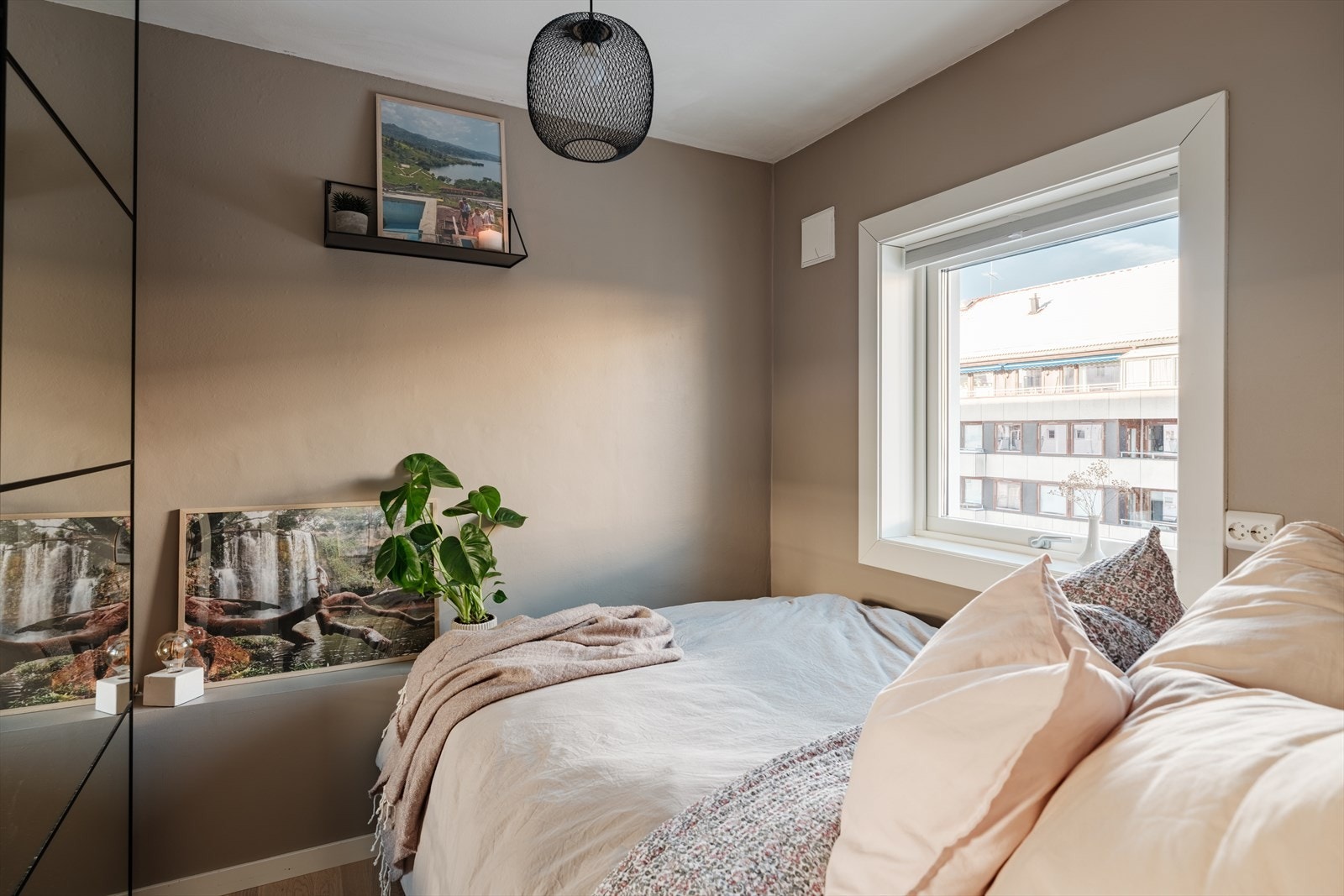 Soverommet er malt i en moderne farge. Galleribilde