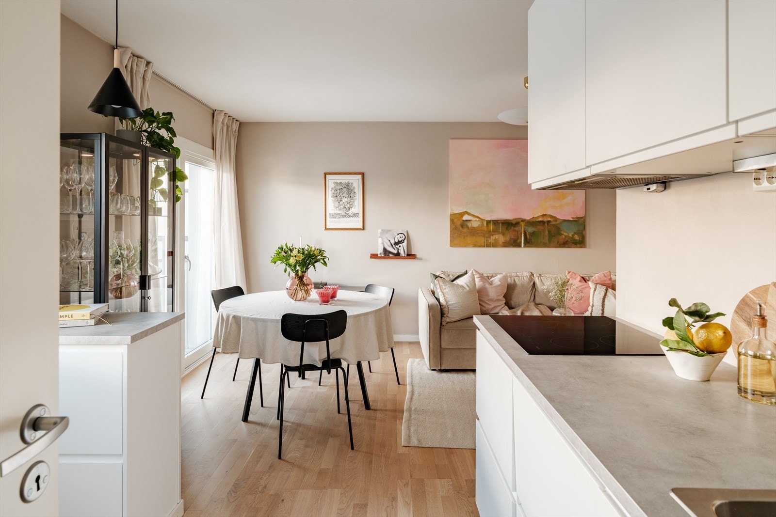 Dette er en lys og koselig 2-roms med balkong, heis og attraktiv beliggenhet på Sandaker. Galleribilde